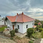 Belvarosi Haz Gyoenyoeru Panoramaval Balatonalmádi