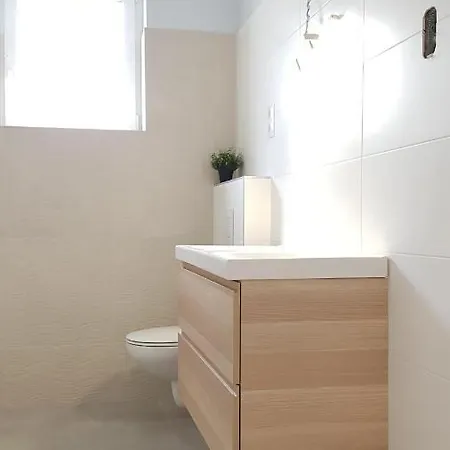 Belvarosi Haz Gyoenyoeru Panoramaval Semesterbostad Balatonalmádi