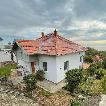 Belvarosi Haz Gyoenyoeru Panoramaval Balatonalmádi