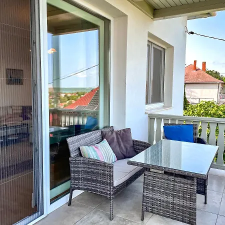 Belvarosi Haz Gyoenyoeru Panoramaval * Balatonalmádi