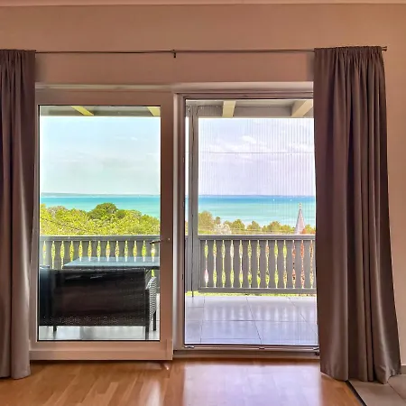 Belvarosi Haz Gyoenyoeru Panoramaval 발라톤알마디