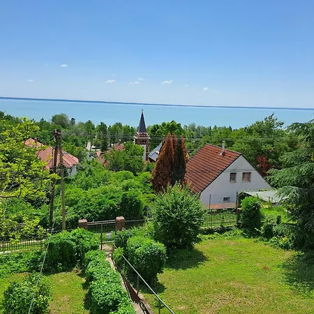 בית נופש Belvarosi Haz Gyoenyoeru Panoramaval Balatonalmádi