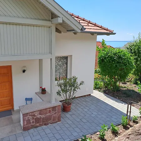 Belvarosi Haz Gyoenyoeru Panoramaval Prázdninový dům Balatonalmádi