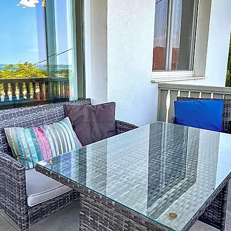 Belvarosi Haz Gyoenyoeru Panoramaval * Balatonalmádi