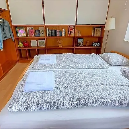 Semesterbostad Belvarosi Haz Gyoenyoeru Panoramaval Balatonalmádi