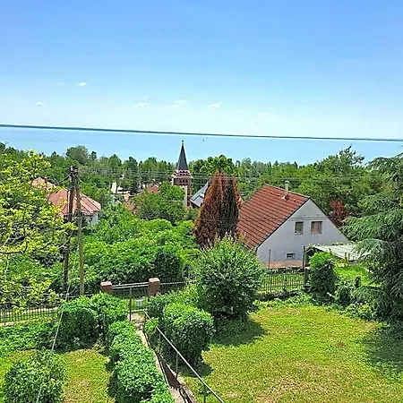 Belvarosi Haz Gyoenyoeru Panoramaval Semesterbostad *