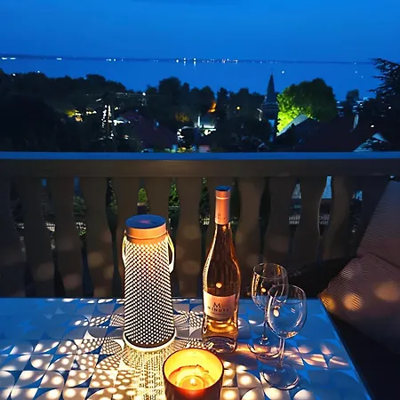 Belvarosi Haz Gyoenyoeru Panoramaval Dom wakacyjny Balatonalmádi