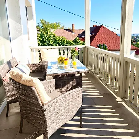 Dom wakacyjny Belvarosi Haz Gyoenyoeru Panoramaval Balatonalmádi