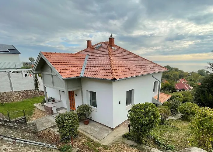 Belvarosi Haz Gyoenyoeru Panoramaval 발라톤알마디