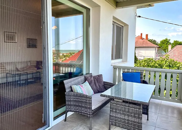 Belvarosi Haz Gyoenyoeru Panoramaval * Balatonalmádi