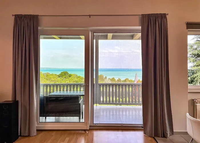 Belvarosi Haz Gyoenyoeru Panoramaval 발라톤알마디