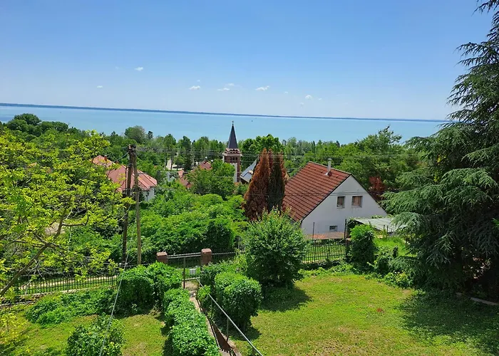 펜션 Belvarosi Haz Gyoenyoeru Panoramaval 발라톤알마디