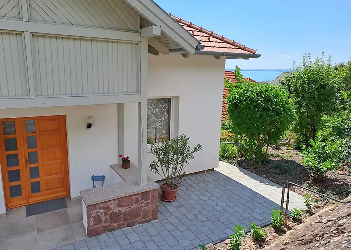 Belvarosi Haz Gyoenyoeru Panoramaval Prázdninový dům Balatonalmádi